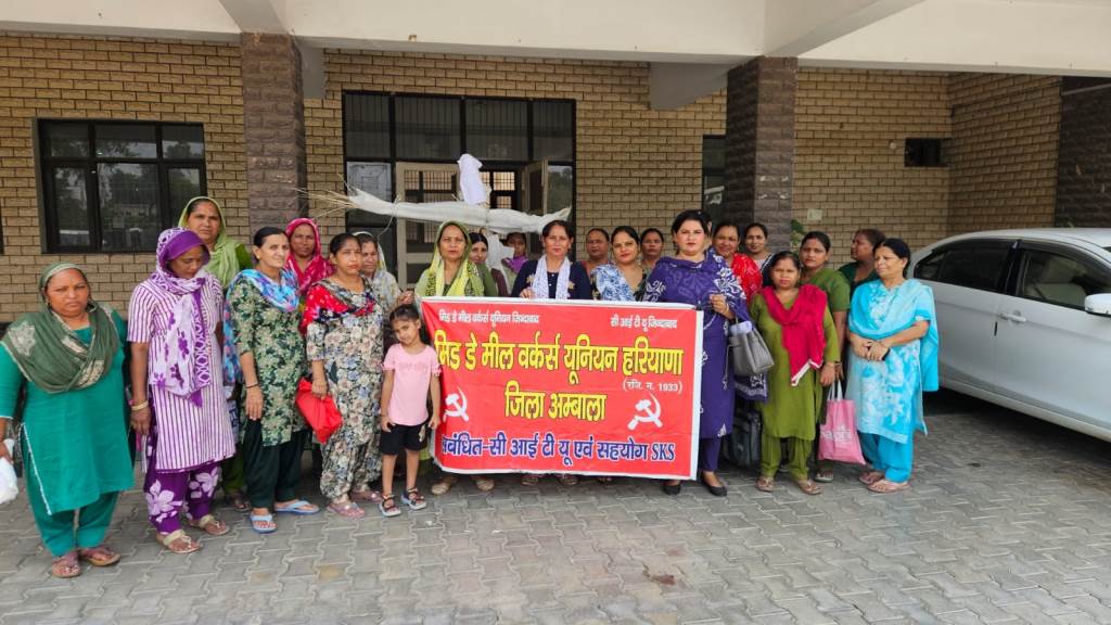 MidDay Meal workers express anger over Education Ministers breach of promise by burning effigies